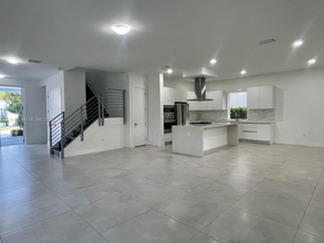 10250 NW 74th Ter in Doral, FL - Foto de edificio - Building Photo