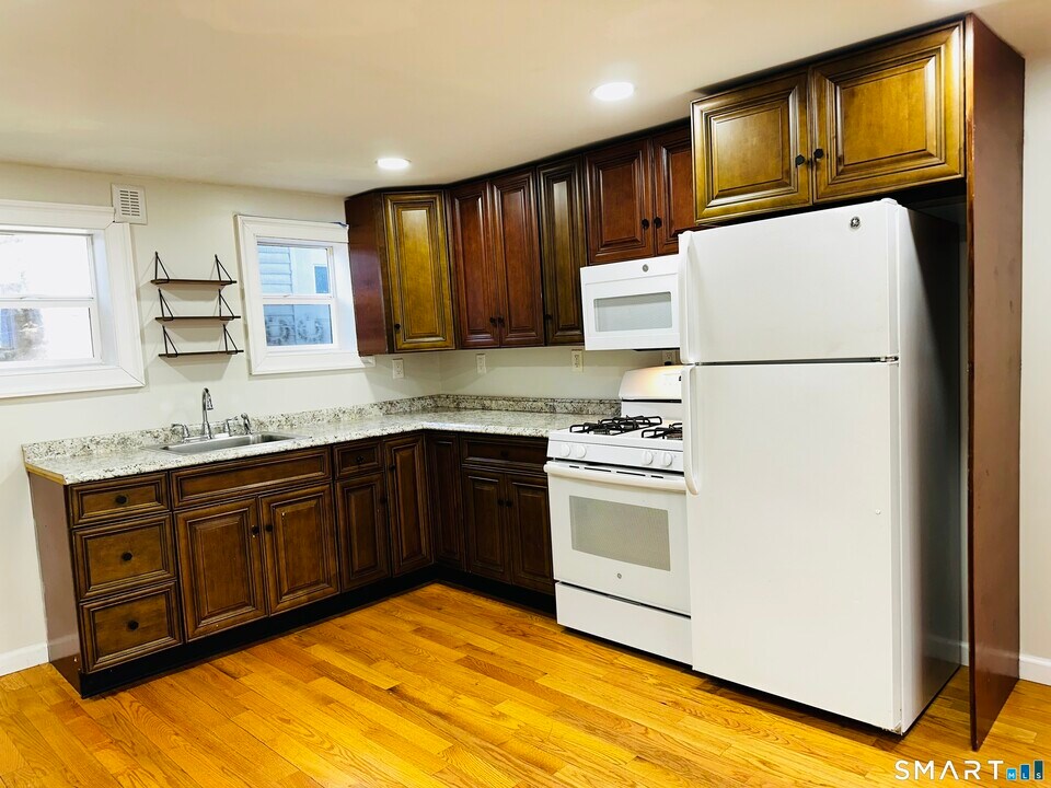 49 Pleasant St in Ansonia, CT - Building Photo