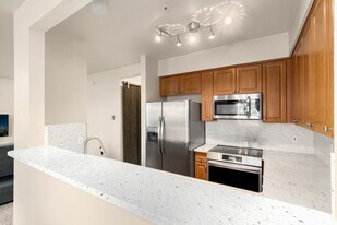 13000 Admiralty Way in Everett, WA - Building Photo