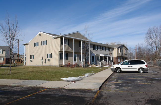 Pinebrook Manor Apartments in Lansing, MI - Building Photo - Building Photo