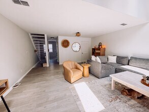1073 Chinquapin Ln in Virginia Beach, VA - Foto de edificio - Building Photo