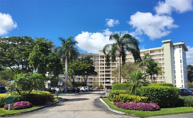 3090 N Course Dr in Pompano Beach, FL - Building Photo - Building Photo