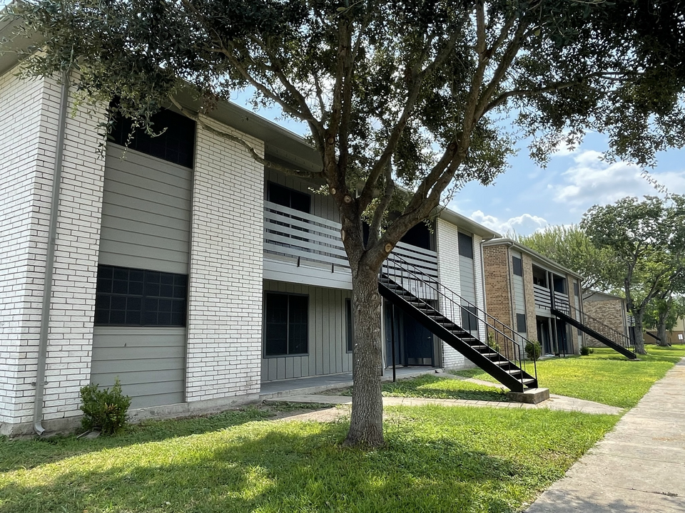 Deerwood Apartments in Victoria, TX - Foto de edificio