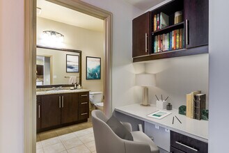 Triana Apartments in Woodland Hills, CA - Foto de edificio - Building Photo
