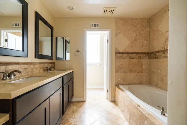 1112 S Bedford Dr, Unit 101 in Los Angeles, CA - Foto de edificio - Building Photo