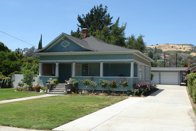 811 E Santa Paula St in Santa Paula, CA - Foto de edificio - Building Photo