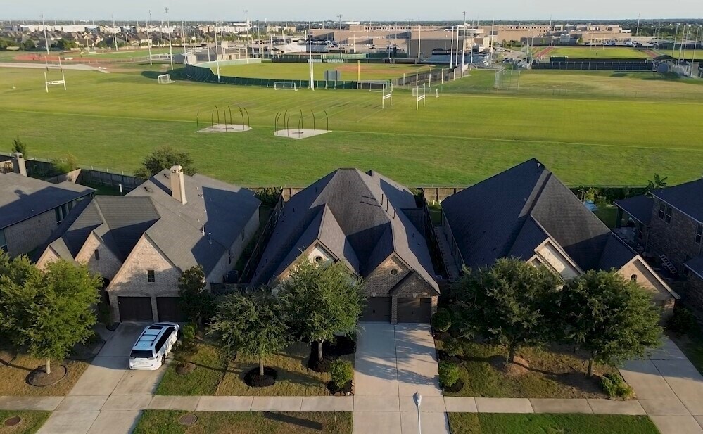 28015 Castle Park Ln in Fulshear, TX - Building Photo