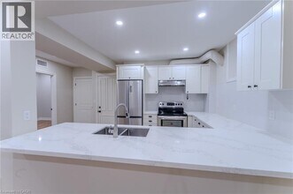 100 Charlton Ave W in Hamilton, ON - Building Photo - Building Photo