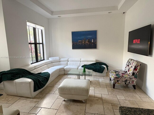 5200 NW 83rd Ct in Doral, FL - Foto de edificio - Building Photo