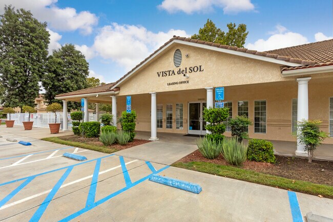 Vista Del Sol Apartments in Madera, CA - Foto de edificio - Building Photo