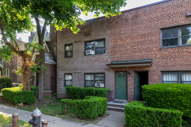 8943 Doran Ave in Glendale, NY - Foto de edificio - Building Photo