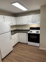 131 English Village Rd, Unit 202 in Manchester, NH - Building Photo