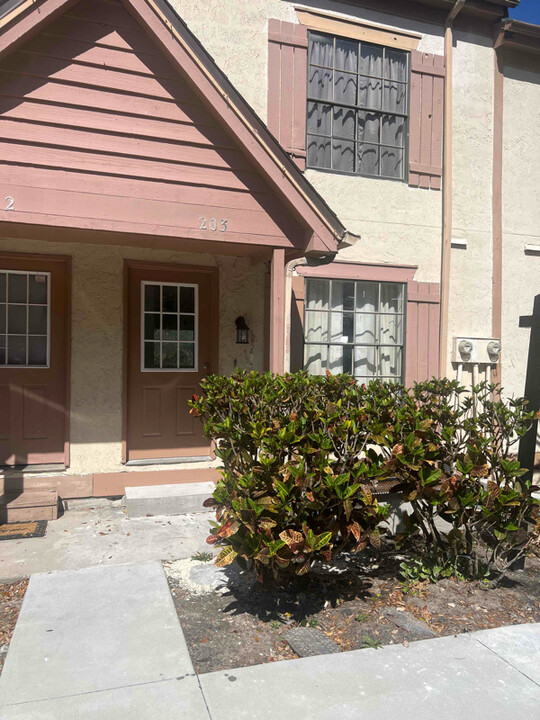 203 Brigadoon Dr in Clearwater, FL - Building Photo