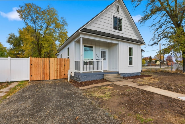 property at 3008 E Wellesley Ave