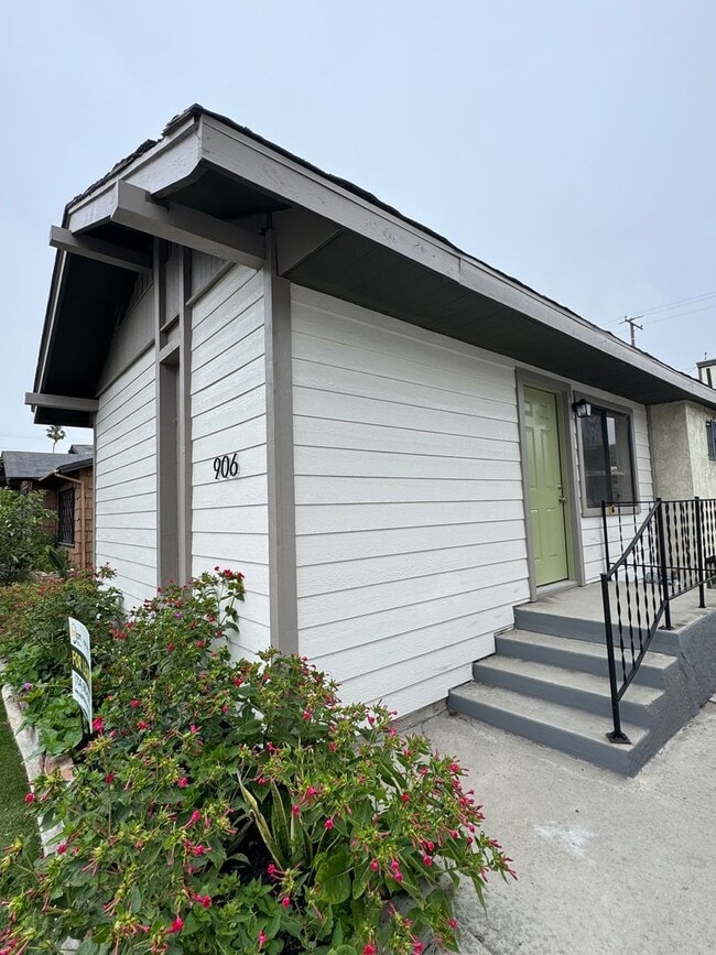 property at 906 Dawson Ave