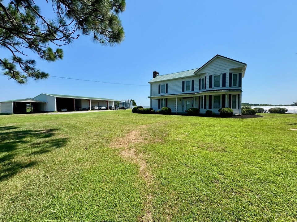8368 Baskerville Rd in Baskerville, VA - Foto de edificio