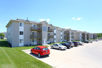 Cedar Trail Village in Hiawatha, IA - Foto de edificio - Building Photo