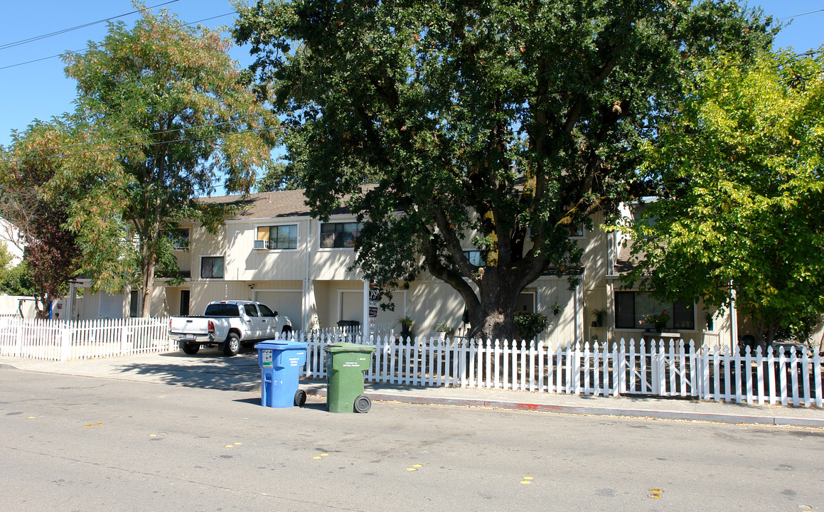 16-26 3rd St in Windsor, CA - Foto de edificio