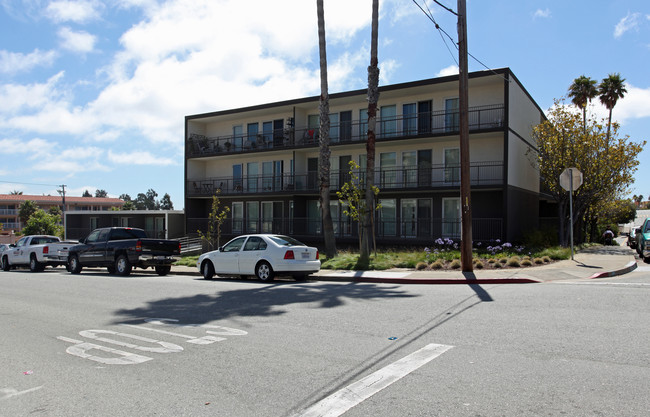 Dolores Lia Apartments in Millbrae, CA - Foto de edificio - Building Photo