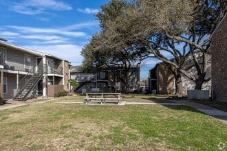 Oak Run Manor Apartments in Pasadena, TX - Building Photo - Building Photo