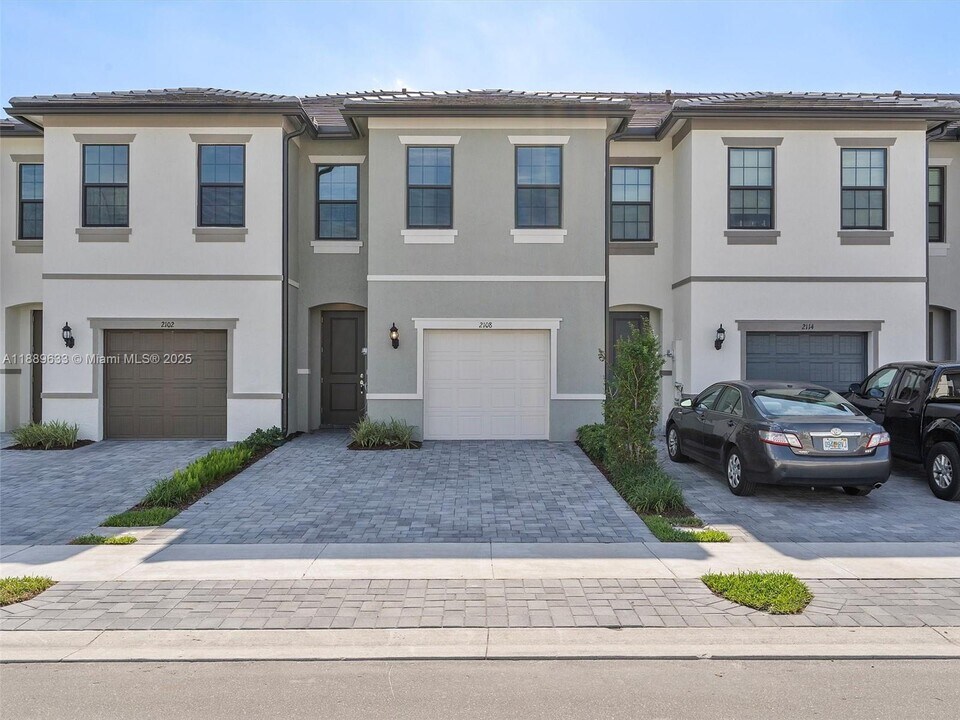 2108 Appleton Cir N in Oakland Park, FL - Building Photo