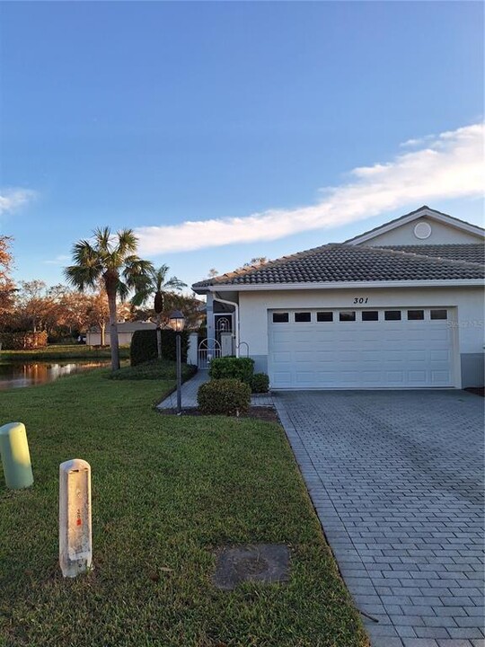 301 Reclinata Cir in Venice, FL - Building Photo