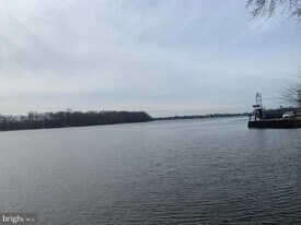 256 Radcliffe St in Bristol, PA - Building Photo