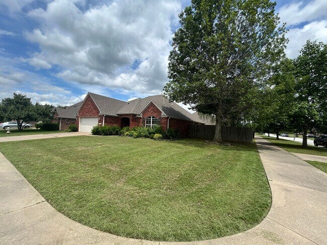 2532 N Trafalger Dr in Fayetteville, AR - Building Photo - Building Photo