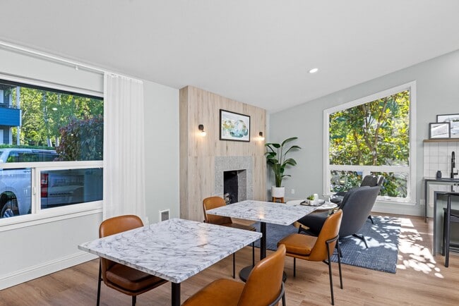 2000 Lake Washington Apartments in Renton, WA - Building Photo - Building Photo