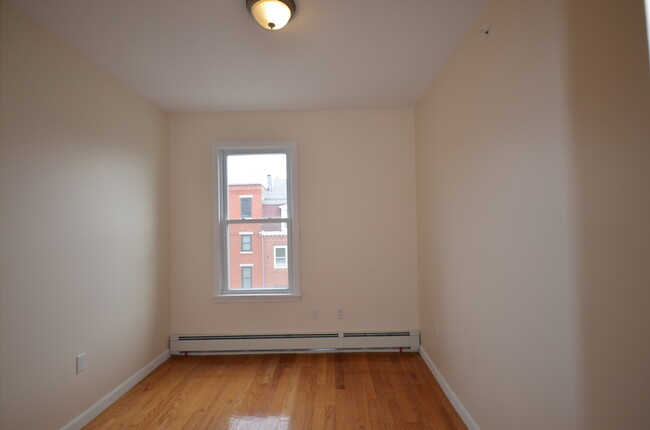 16 Chelsea St, Unit 2 in Boston, MA - Building Photo - Building Photo