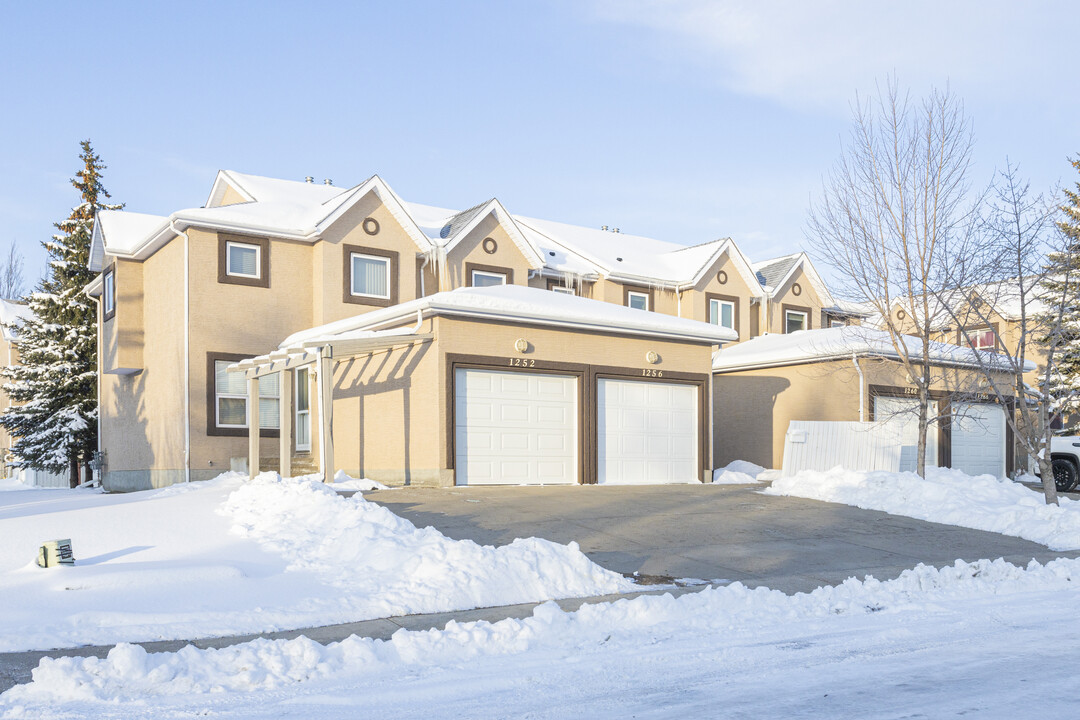 369 Sandstone Dr NW in Calgary, AB - Building Photo