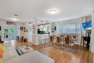 113 SW 2nd St in Hallandale Beach, FL - Building Photo