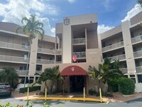 7800 Trent Dr, Unit Bld G apt 405 in Tamarac, FL - Foto de edificio - Building Photo