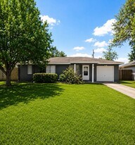 2721 27th Ave N in Texas City, TX - Building Photo
