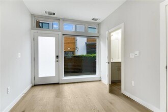 2002 E 7th St, Unit 212 in Austin, TX - Foto de edificio - Building Photo