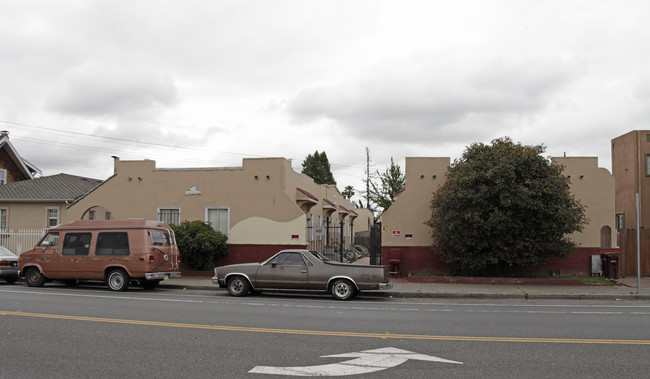 5477 Bancroft Ave in Oakland, CA - Foto de edificio - Building Photo