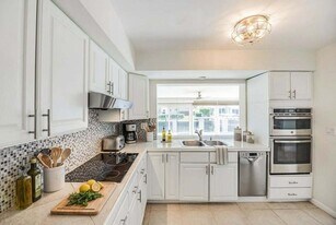 270 SE 9th Ct in Pompano Beach, FL - Building Photo