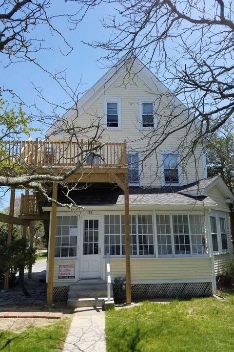 34 Yarmouth Rd in Hyannis, MA - Building Photo