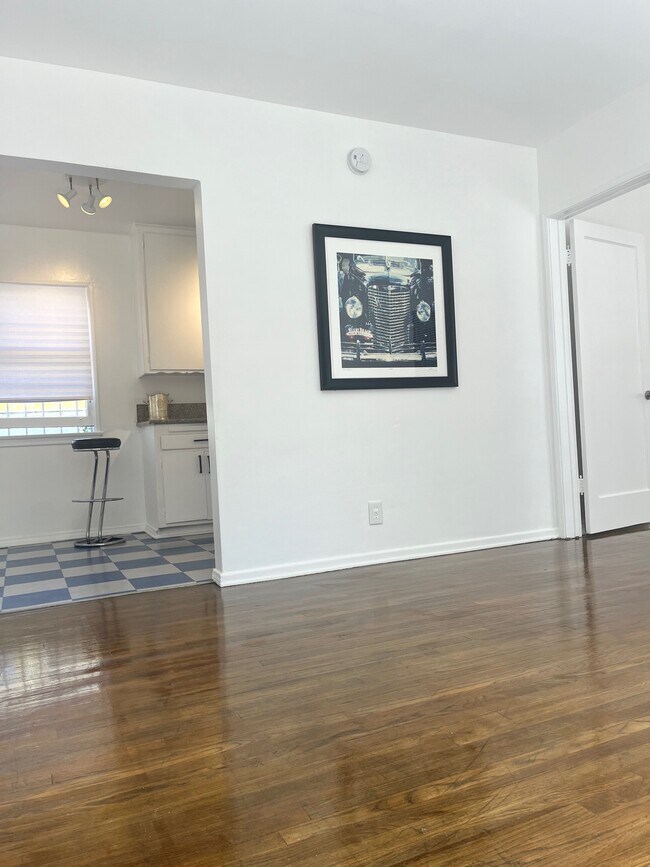 2228 S Ridgeley Dr in Los Angeles, CA - Foto de edificio - Building Photo