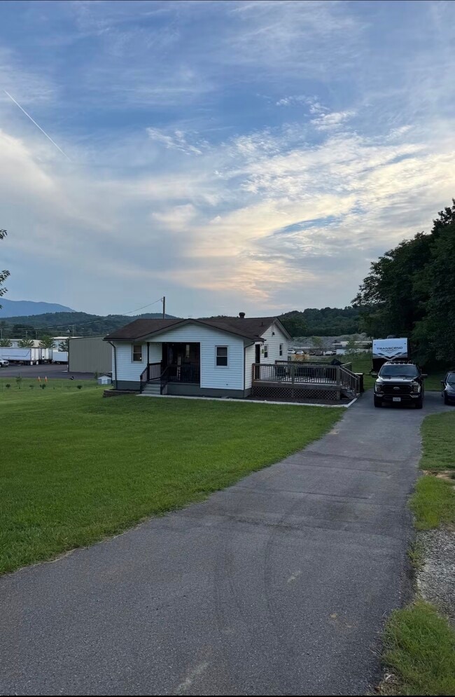 4066 Crossmill Ln in Salem, VA - Foto de edificio - Building Photo