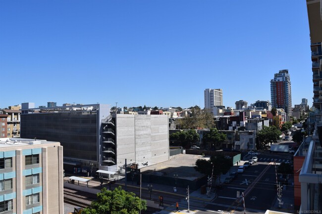 825 W Beech St in San Diego, CA - Foto de edificio - Building Photo