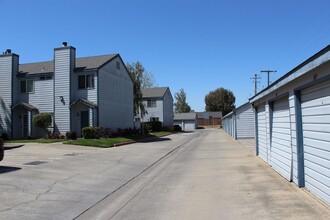 445 Almond Dr in Lodi, CA - Foto de edificio - Building Photo