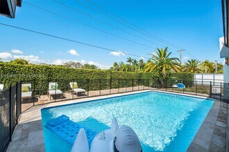 5901 SW 56th Terrace in South Miami, FL - Building Photo - Building Photo