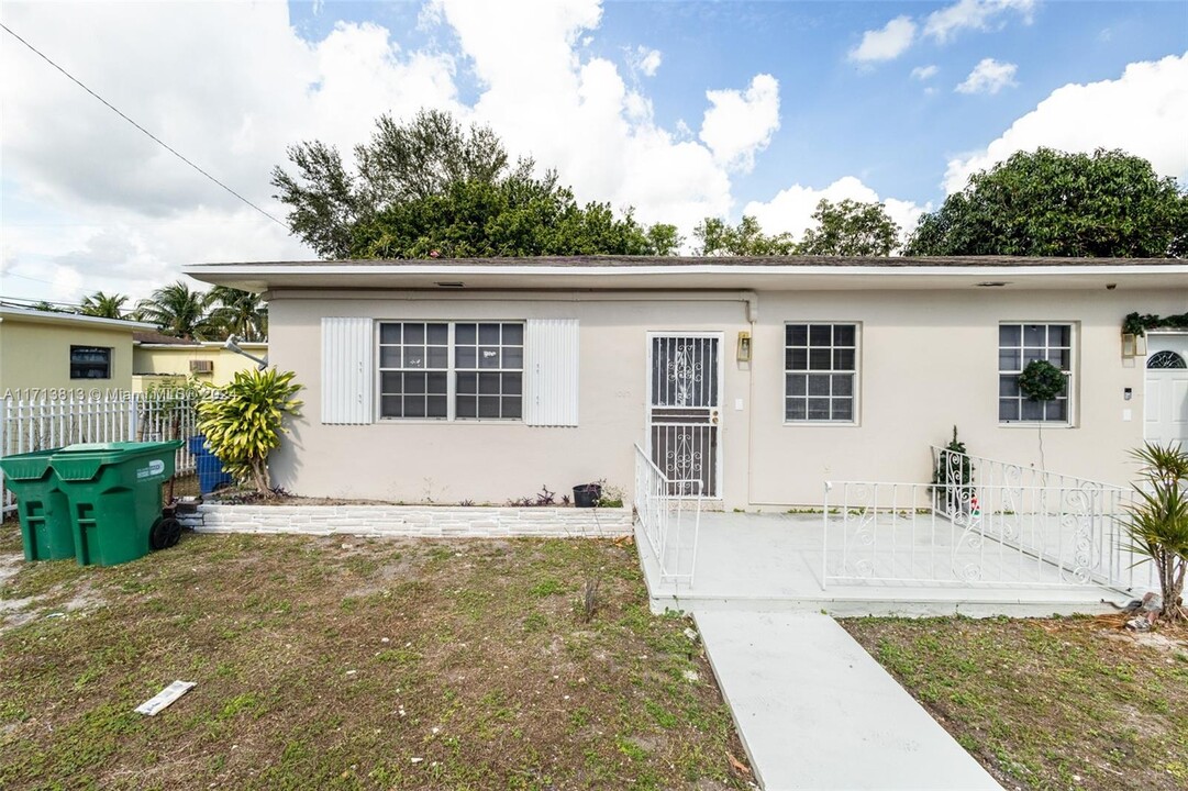 1087 NW 113 Terrace in Miami, FL - Building Photo