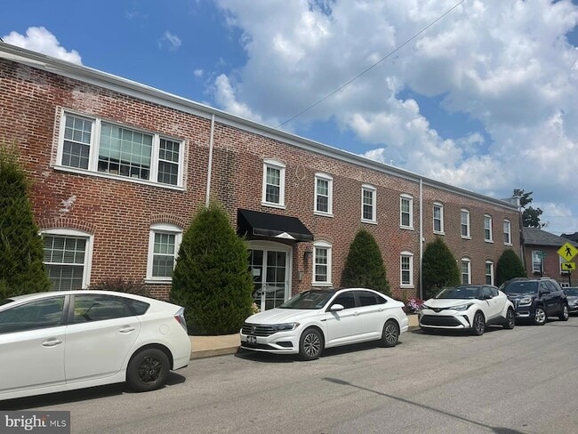 609 Summit Ave, Unit 3 in Jenkintown, PA - Foto de edificio - Building Photo