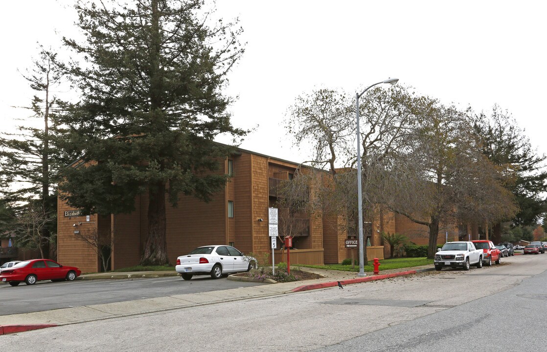 Elizabeth Oaks in Santa Cruz, CA - Foto de edificio