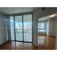 350 S Miami Ave in Miami, FL - Building Photo - Building Photo