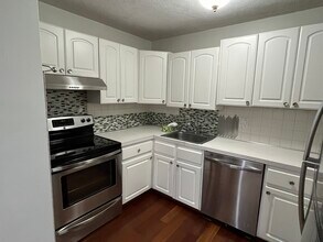 383 Langley Rd, Unit 3 in Newton, MA - Building Photo - Building Photo