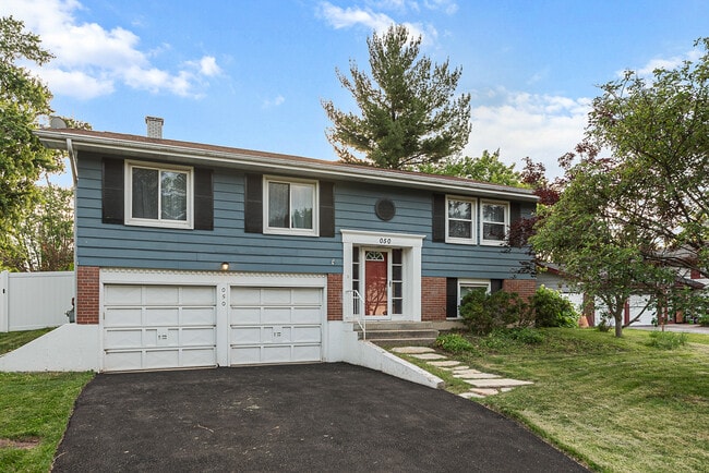 property at 2S050 Ivy Ln