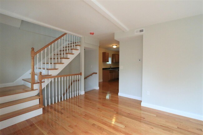 29 Elmwood St, Unit 2 in Somerville, MA - Building Photo - Building Photo